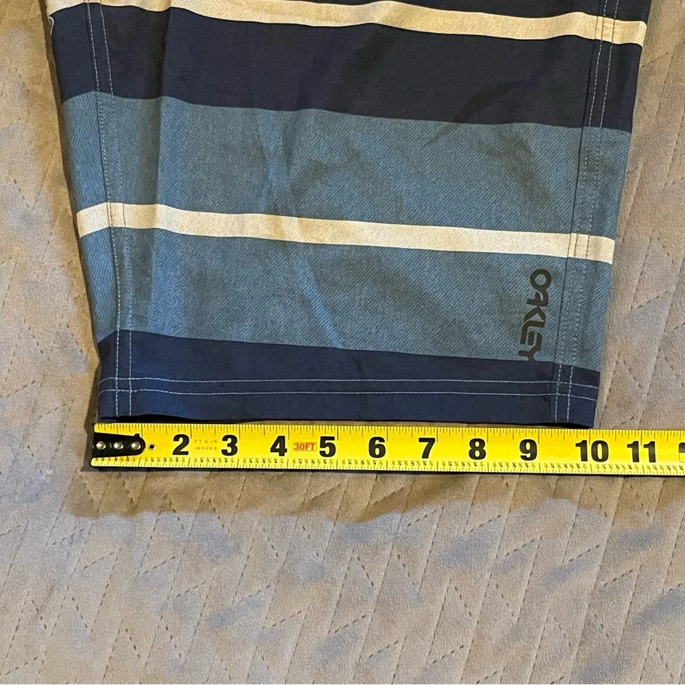 Oakley shorts mens size 30 EUC‎ blue/white